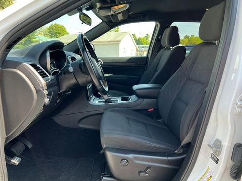 Used 2021 Jeep Grand Cherokee Laredo image 4