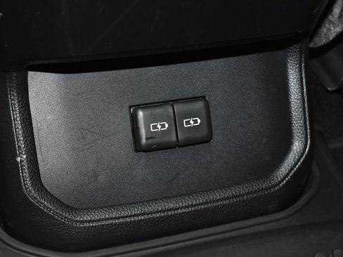 Used 2022 Toyota Highlander XLE AWD/4WD image 23