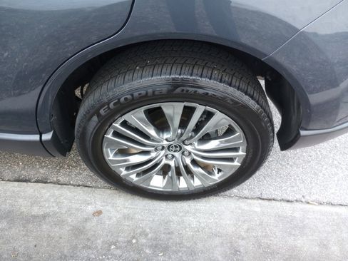 Used 2024 Toyota Venza Limited image 26