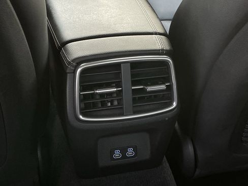 Used 2025 Genesis G70 2.5T image 24