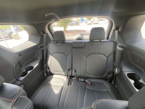 Used 2025 Honda Pilot TrailSport image 12