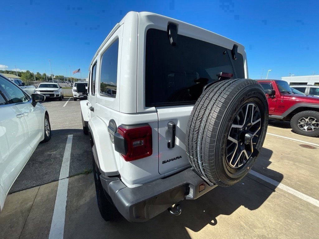Used 2025 Jeep Wrangler Unlimited Sahara AWD/4WD image 13