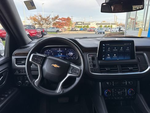 Used 2023 Chevrolet Suburban Premier image 2