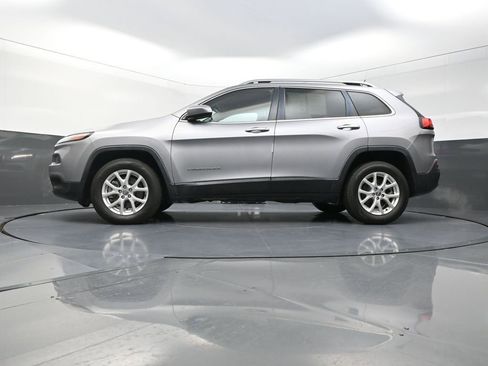 Used 2018 Jeep Cherokee Latitude w/ Safety Group image 26