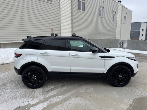 Used 2018 Land Rover Range Rover Evoque SE Premium image 2