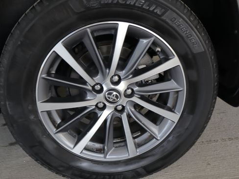 Used 2017 Toyota Highlander XLE image 28