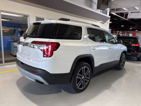 Used 2023 GMC Acadia SLT w/ Preferred Package FWD image 3