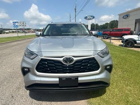 Used 2023 Toyota Highlander XLE AWD/4WD image 3