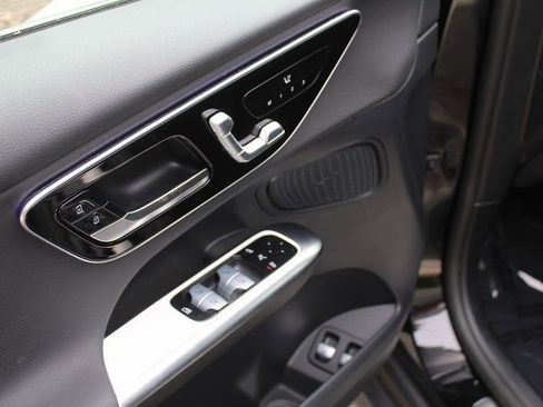 Used 2025 Mercedes-Benz GLC 350e 4MATIC image 19