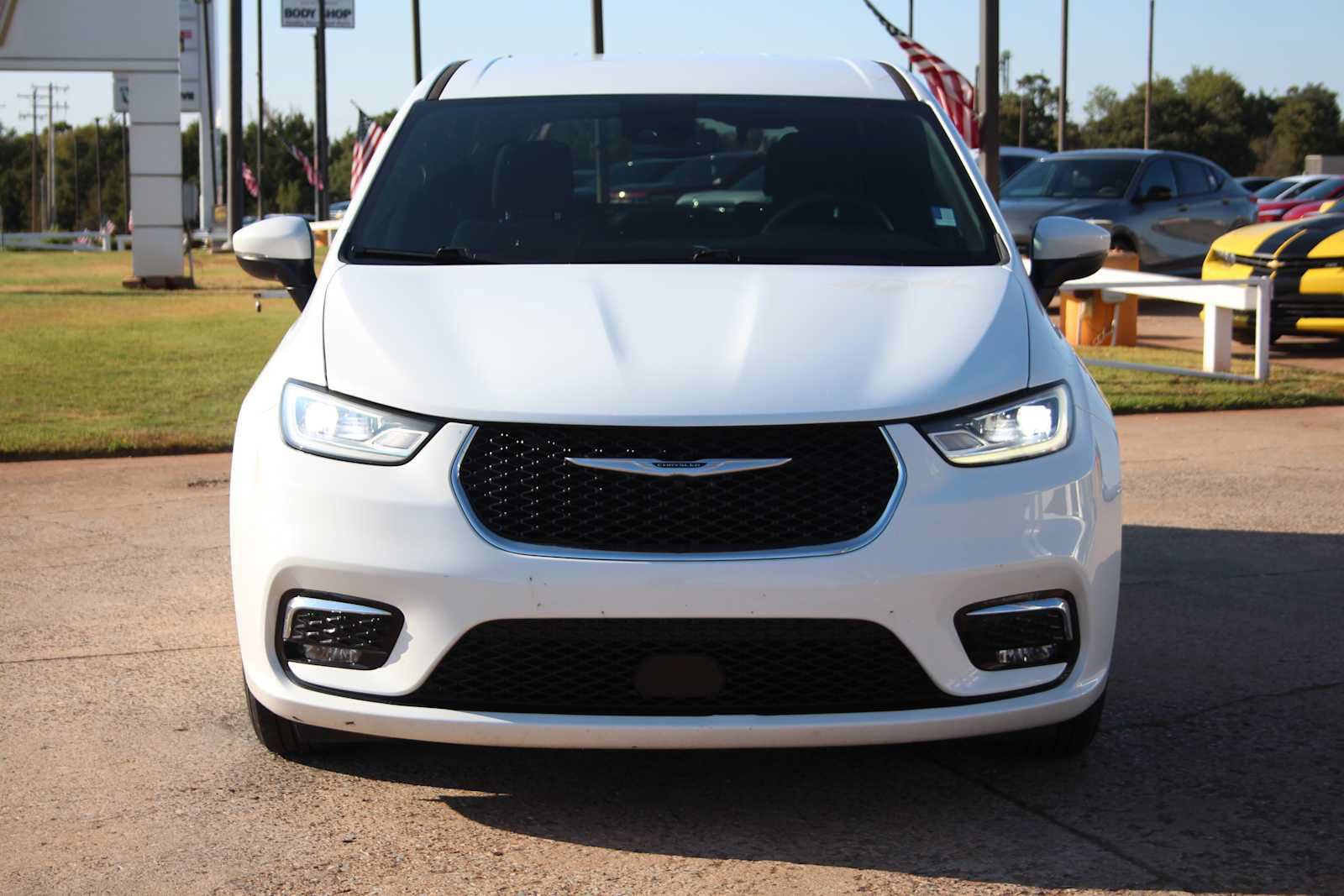 Used 2023 Chrysler Pacifica Touring FWD image 3