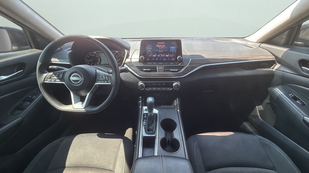Used 2025 Nissan Altima 2.5 SV FWD image 12