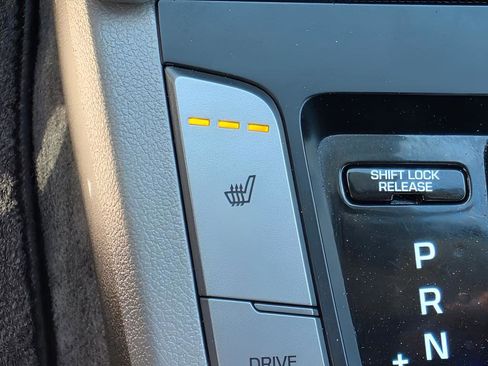 Used 2017 Hyundai Elantra Limited w/ Limited Tech Package 04 image 33