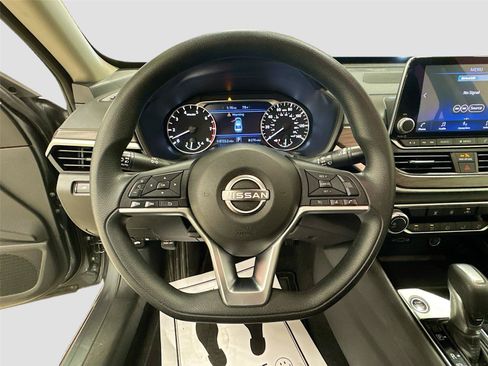 Used 2024 Nissan Altima 2.5 SV FWD image 11
