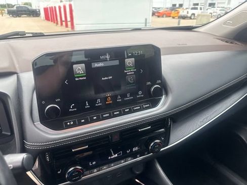 Used 2023 Nissan Rogue Platinum FWD image 18