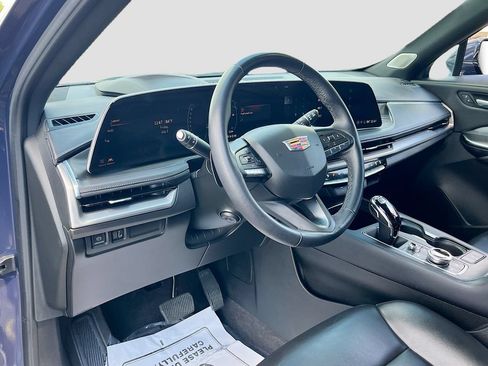 Used 2024 Cadillac XT4 Premium Luxury w/ Technology Package FWD image 9