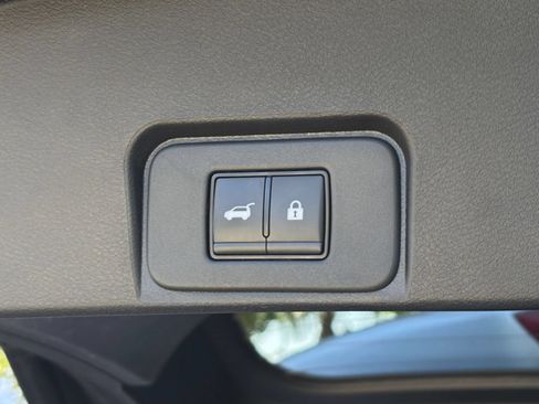 Used 2025 Nissan Rogue SV AWD/4WD image 22