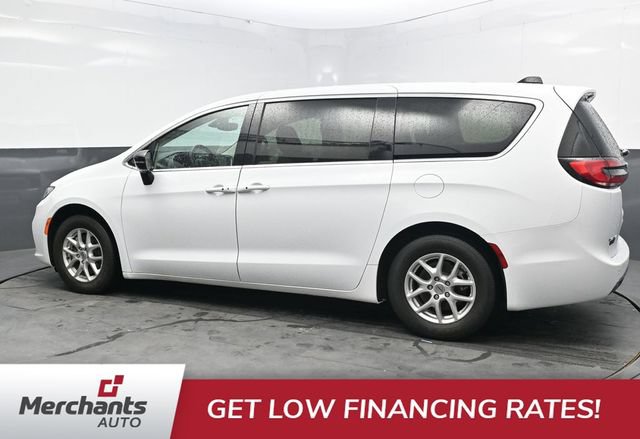 Used 2024 Chrysler Pacifica Touring-L FWD image 4
