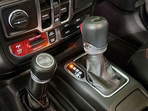 Used 2022 Jeep Wrangler Unlimited Rubicon w/ Cold Weather Group image 15