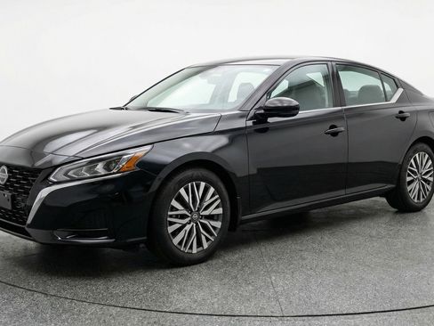 Used 2025 Nissan Altima 2.5 SV image 3