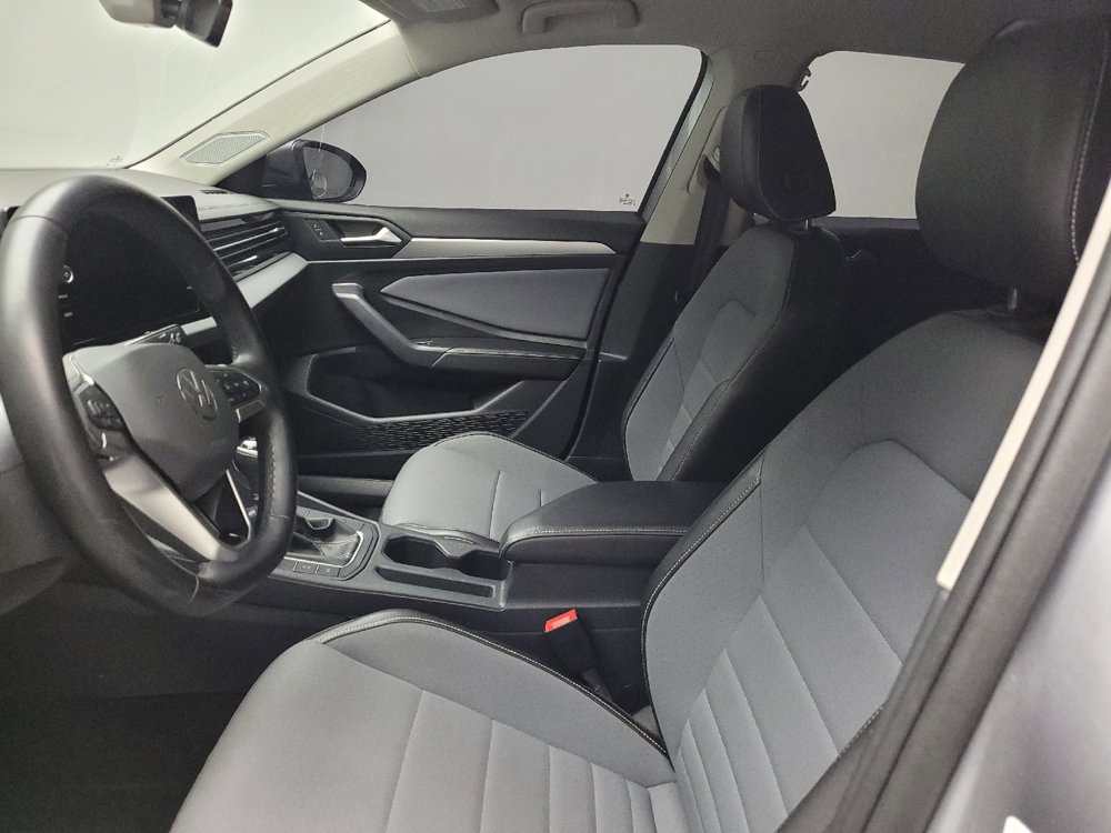 Used 2025 Volkswagen Jetta SE FWD image 17