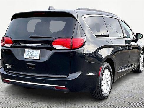 Used 2017 Chrysler Pacifica Touring-L image 2