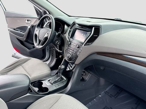 Used 2017 Hyundai Santa Fe SE image 5