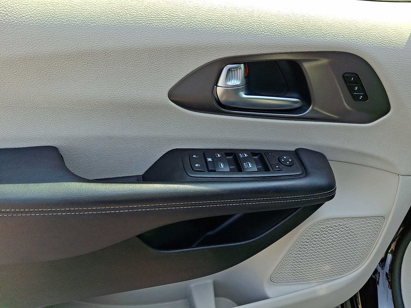 Certified 2024 Chrysler Pacifica Touring-L FWD image 16