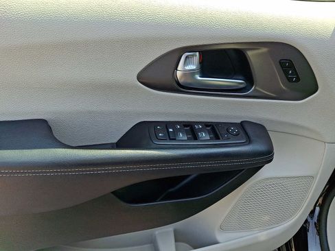 Certified 2024 Chrysler Pacifica Touring-L FWD image 16