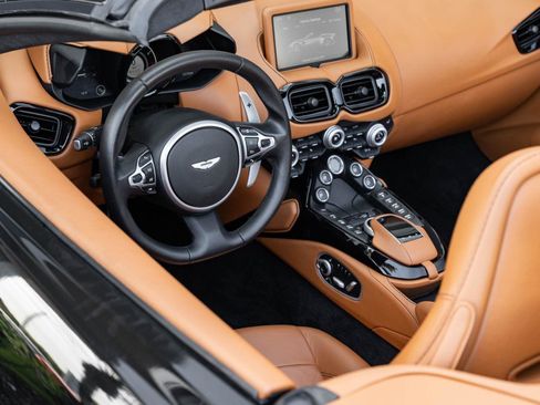 Used 2021 Aston Martin V8 Vantage Roadster image 17