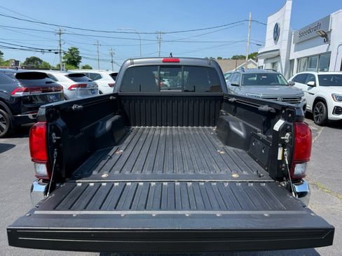 Used 2019 Toyota Tacoma SR5 w/ SR5 Appearance Package (SM) RWD image 10