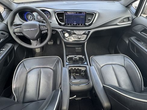 Used 2025 Chrysler Pacifica Limited FWD image 26