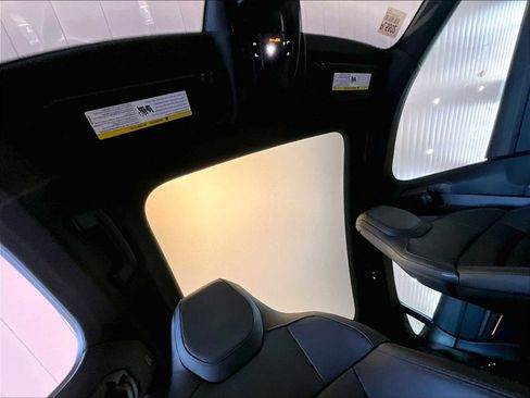 Used 2025 Porsche Taycan image 25