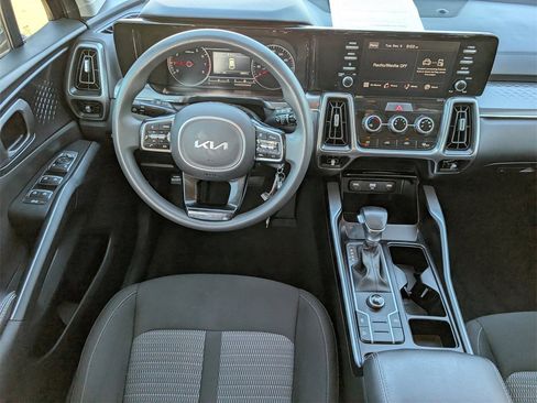 Used 2023 Kia Sorento LX image 10