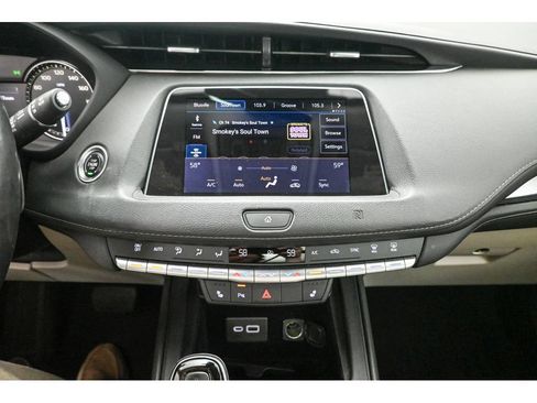 Used 2020 Cadillac XT4 Luxury w/ Cold Weather Package AWD/4WD image 17