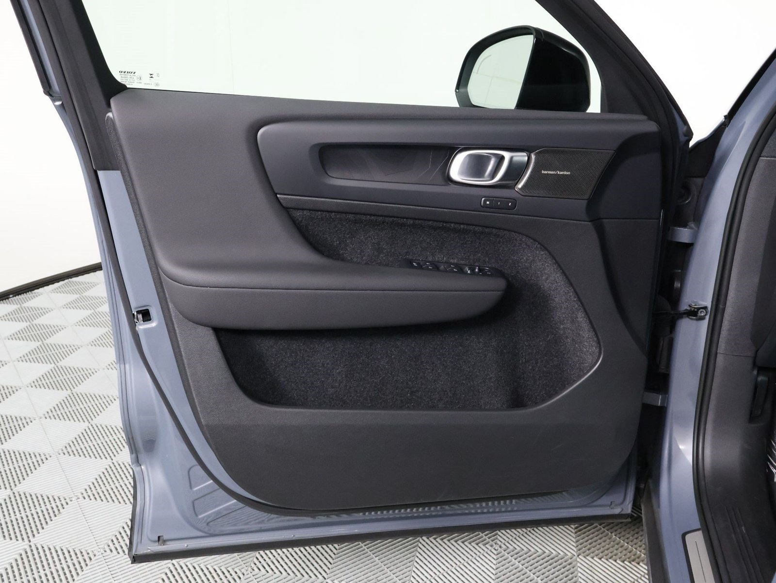 Certified 2023 Volvo XC40 Recharge Ultimate AWD/4WD image 17