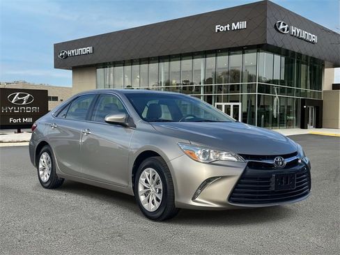 Used 2015 Toyota Camry LE image 1