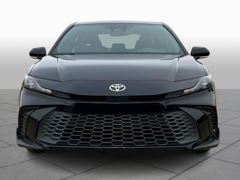 Used 2025 Toyota Camry SE image 3