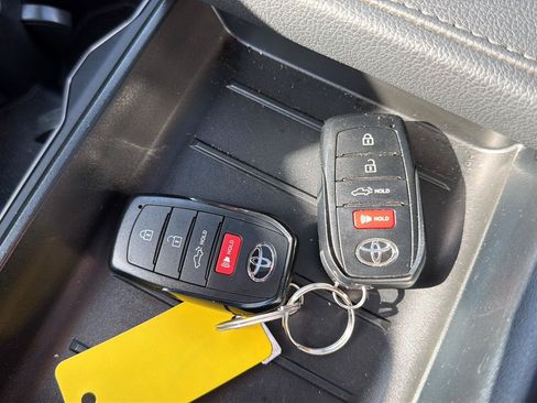 Used 2025 Toyota Tundra Limited AWD/4WD image 33