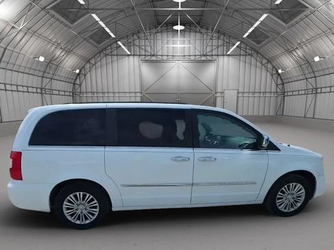 Used 2015 Chrysler Town & Country Touring-L w/ Driver Convenience Group FWD image 17