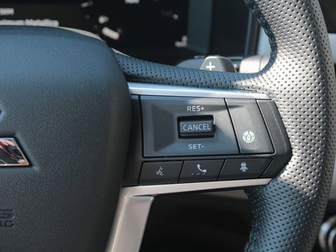 New 2025 Mitsubishi Outlander SE image 17