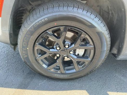 Used 2024 Jeep Grand Cherokee Altitude AWD/4WD image 12