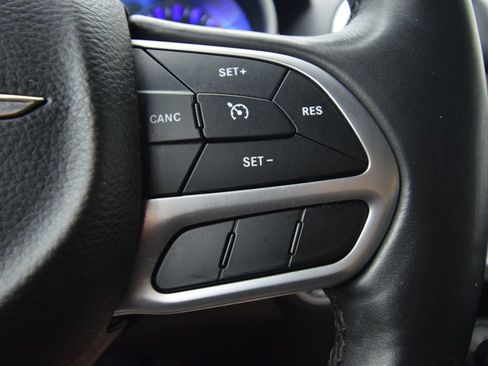 Used 2018 Chrysler 300 Limited AWD/4WD image 28