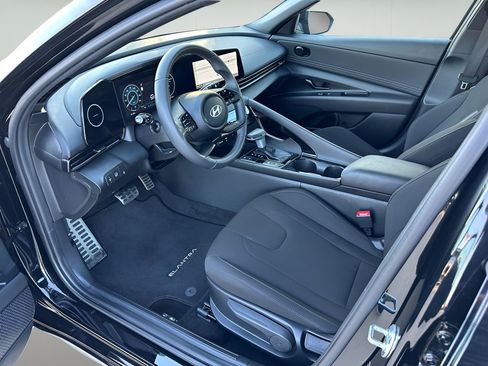 Used 2025 Hyundai Elantra SEL image 11