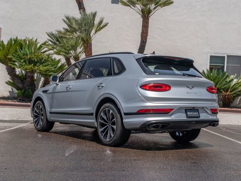 Used 2023 Bentley Bentayga Extended Wheelbase AWD/4WD image 3