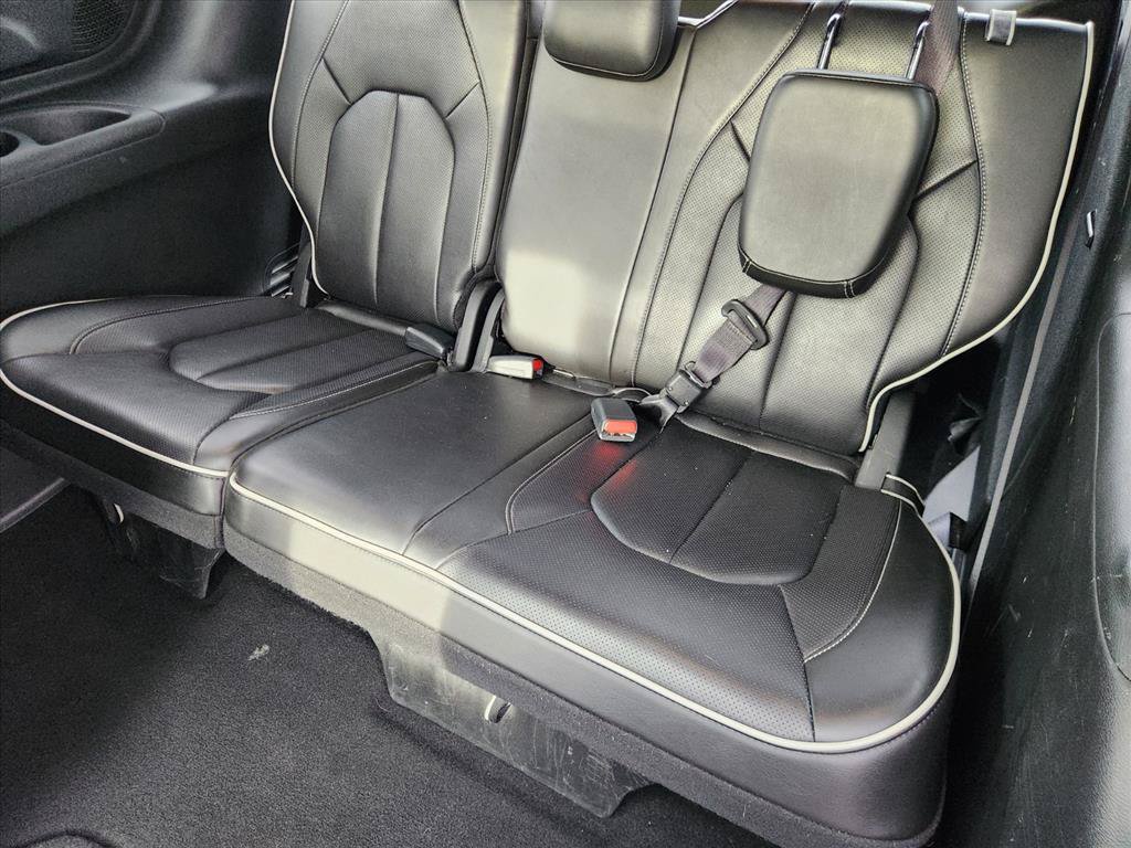 Used 2025 Chrysler Pacifica Limited FWD image 16