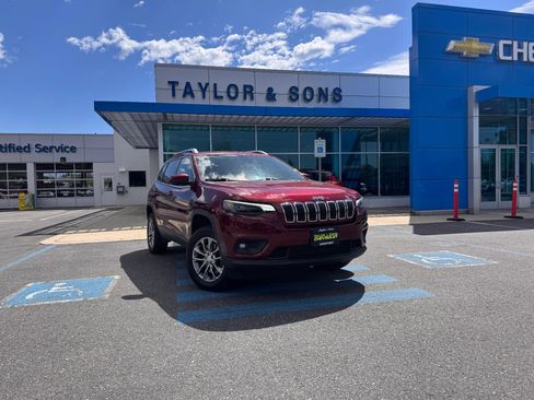Used 2019 Jeep Cherokee Latitude Plus w/ Comfort/Convenience Group AWD/4WD image 1