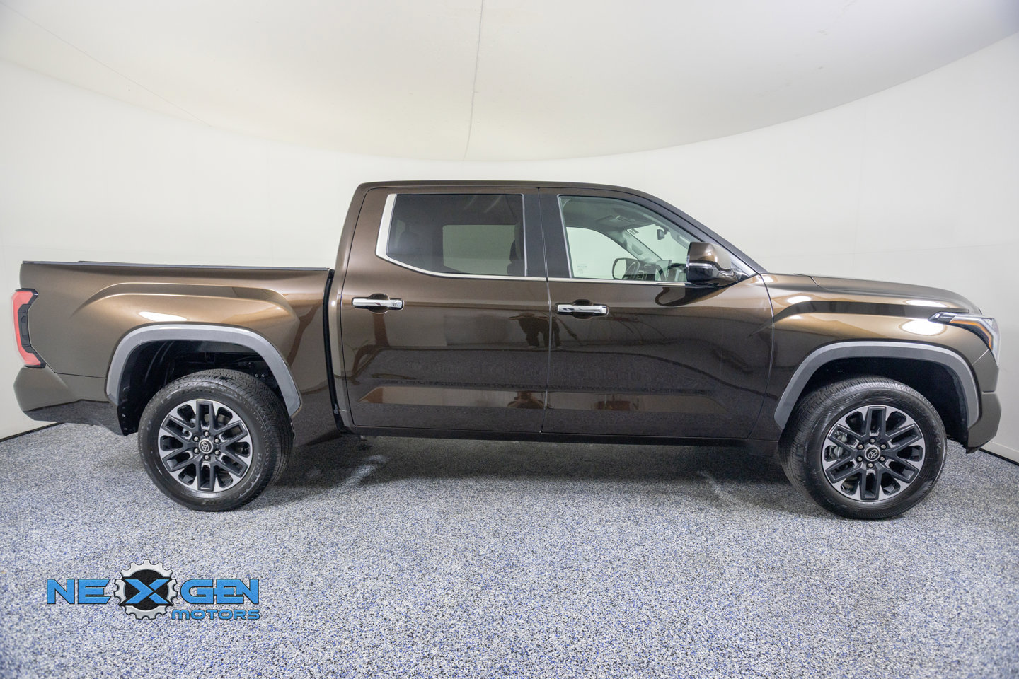 Used 2024 Toyota Tundra Limited AWD/4WD image 9