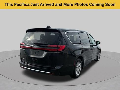 Used 2024 Chrysler Pacifica Touring-L FWD image 4