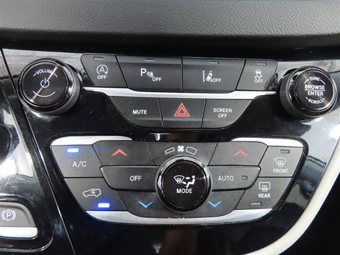 Used 2024 Chrysler Pacifica Touring-L FWD image 28