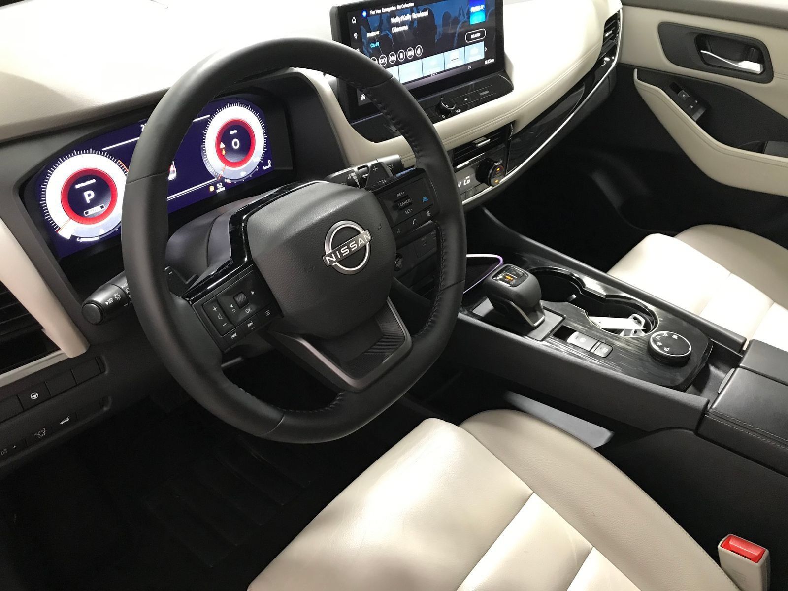 Used 2025 Nissan Rogue SL AWD/4WD image 12